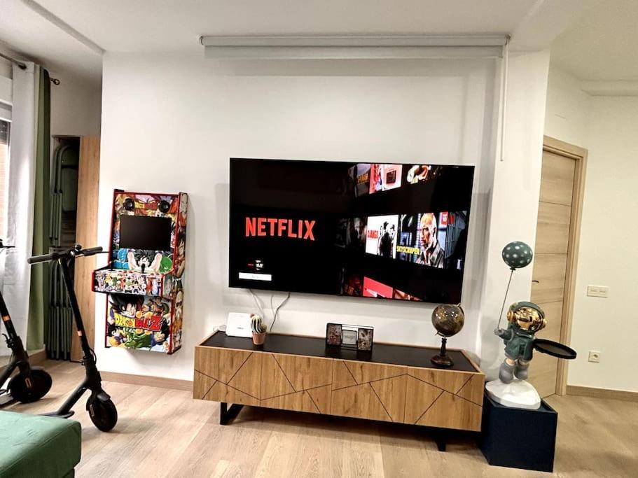 Lujo 10 Pax Proyector, Maquina Arcade Y Patinetes Apartamento Oviedo