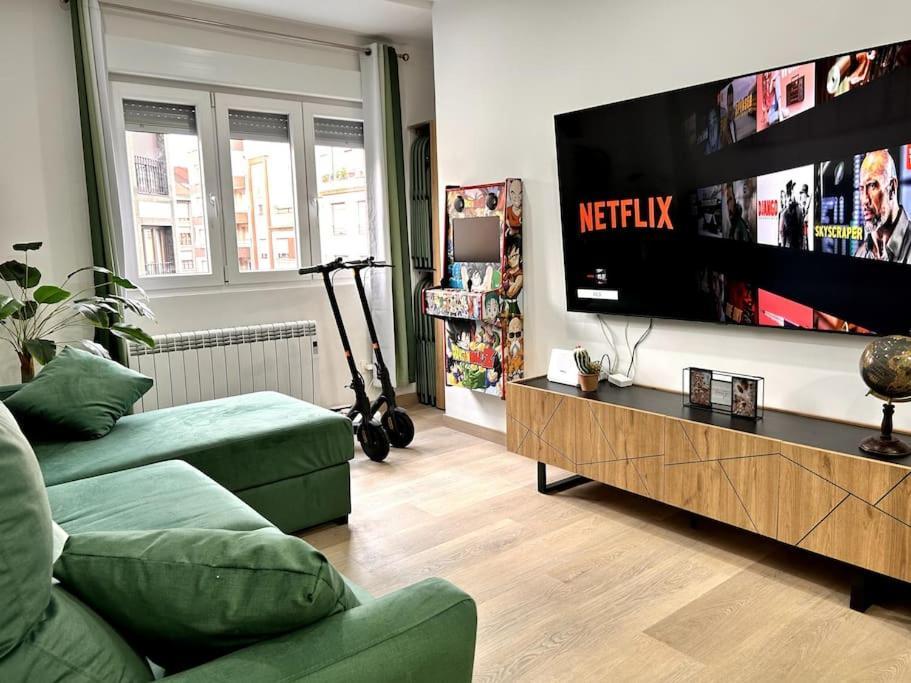 Lujo 10 Pax Proyector, Maquina Arcade Y Patinetes Apartamento